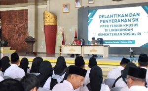 Wakil Bupati Lampung Tengah Serahkan Surat Keputusan Pengangkatan P3K kepada Pendamping PKH dan TKSK img 20251003 wa0032