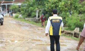 Bupati Lampung Tengah Tinjau Kondisi Jalan Rusak Yang Akan Diperbaiki Di Kecamatan Selagai Lingga img 20251003 wa0043