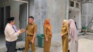 Dengar Aduan Masyarakat, PLT Kadis DPMPTSP Lamteng Kunjungi SMP IT SMART INSANI img 20251020 wa0053