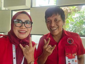 Meski Terjebak Lumpur, Ria Hartini Tetap Menebar Senyum Dalam Kegiatan Tanam Padi Di Kelurahan Sumber Sari Foto Ria Hartini bersama Adian Napitupulu Anggota DPR RI Fraksi PDIP