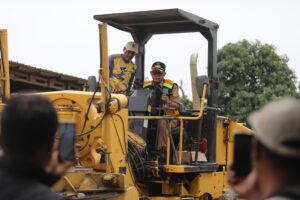 Ardito Wijaya Tinjau Langsung Perbaikan Jalan Kampung Sido Kerto Kecamatan Bumi Ratu Nuban