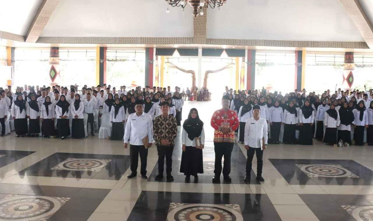 Wakil Bupati Lampung Tengah Serahkan Surat Keputusan Pengangkatan P3K kepada Pendamping PKH dan TKSK img 20251003 wa0034