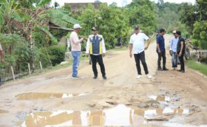 Bupati Lampung Tengah Tinjau Kondisi Jalan Rusak Yang Akan Diperbaiki Di Kecamatan Selagai Lingga img 20251003 wa0042