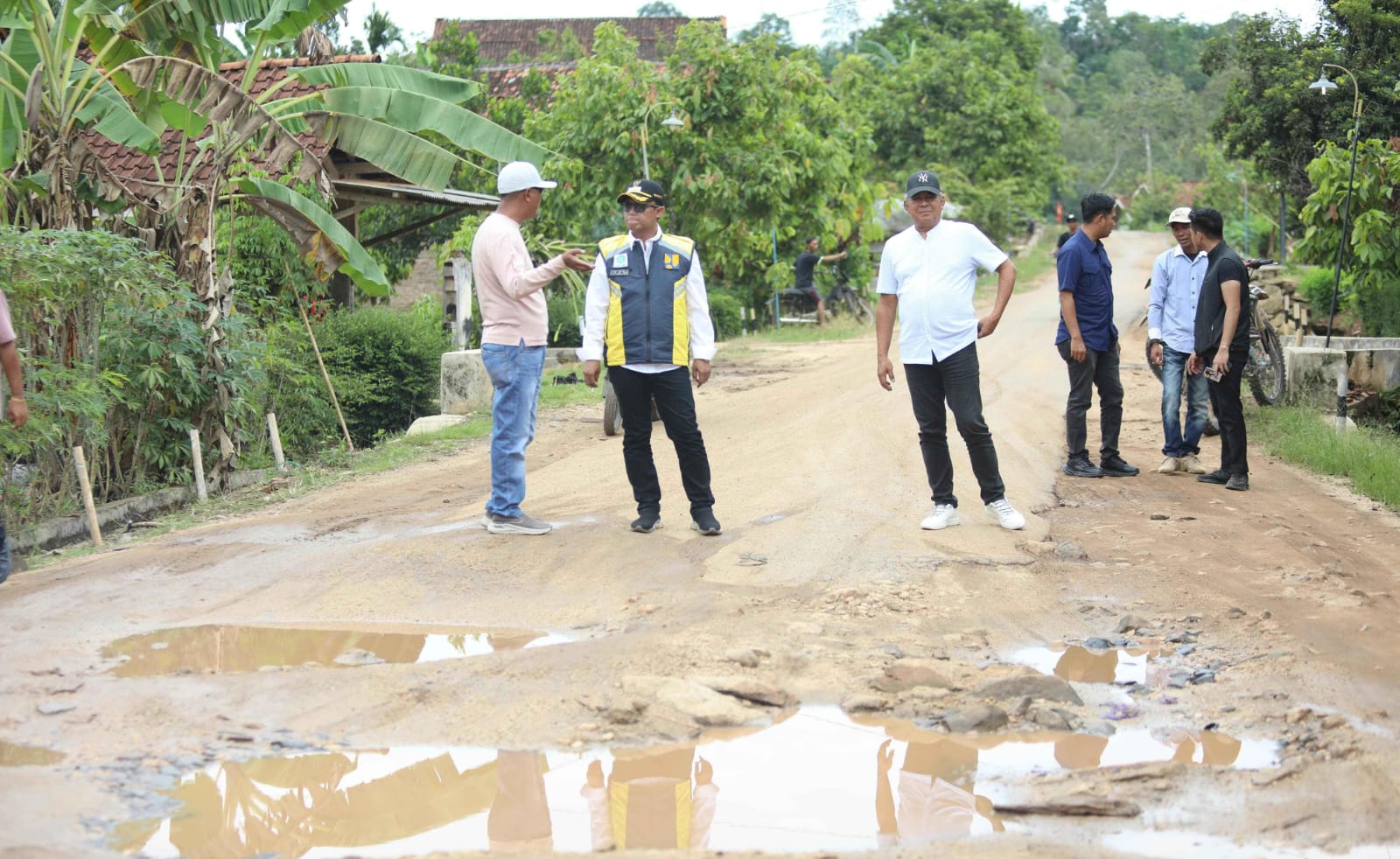 Bupati Lampung Tengah Tinjau Kondisi Jalan Rusak Yang Akan Diperbaiki Di Kecamatan Selagai Lingga img 20251003 wa0042