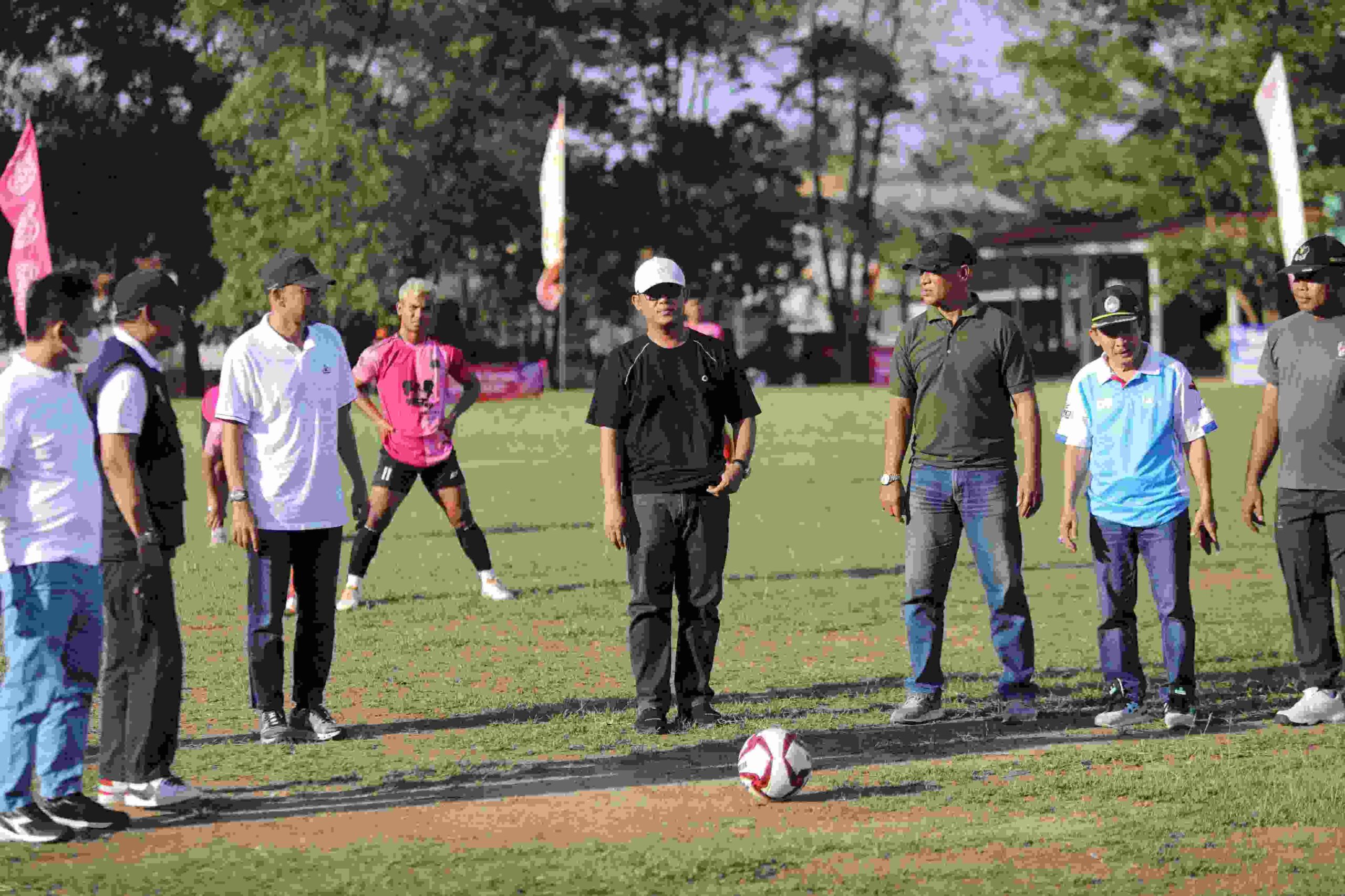 Bupati Lampung Tengah Buka Turnamen Sepak Bola Bupati Cup 2025 di Lapangan Poncowati img 20251005 wa0023 (1)