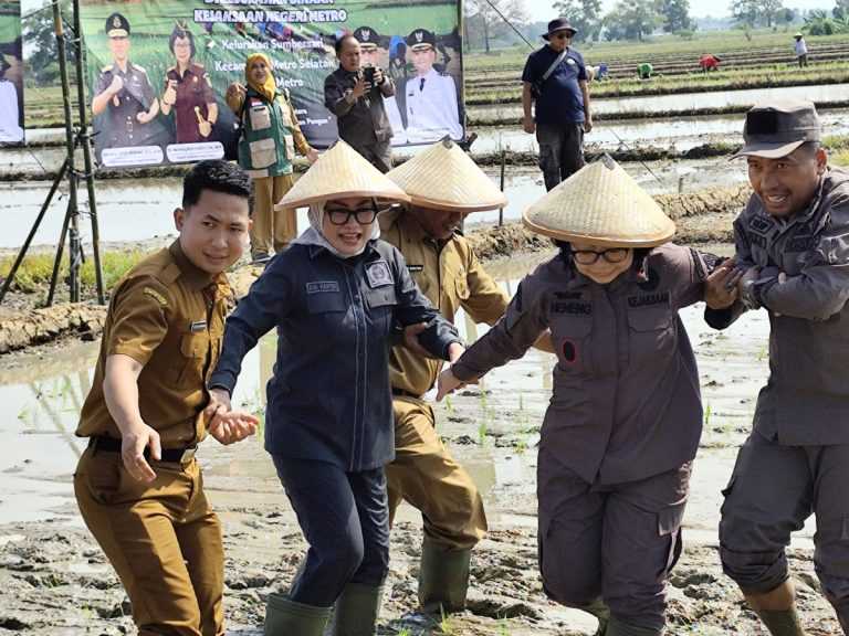 Meski Terjebak Lumpur, Ria Hartini Tetap Menebar Senyum Dalam Kegiatan Tanam Padi Di Kelurahan Sumber Sari