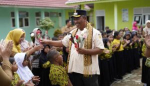 PLT Bupati Lamteng Bagikan Susu Gratis Kepada Siswa SDN 2 Slusuban