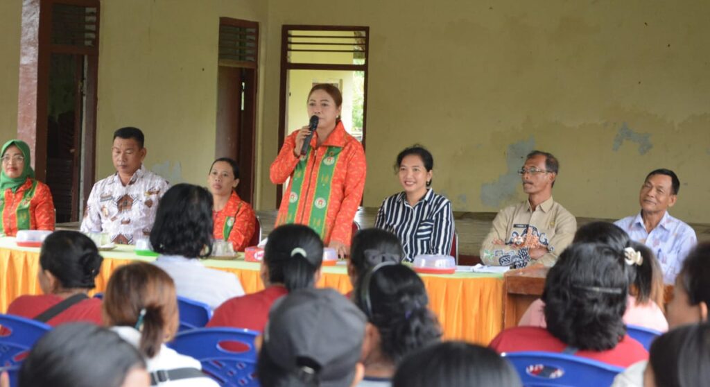 Ni Ketut Dewi Nadi Beri Arahan Kepada IKWT Kampung Rama Dewa